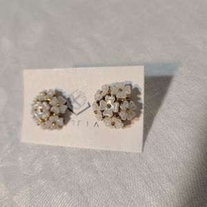 NWT flower cluster earrings for pierced ears